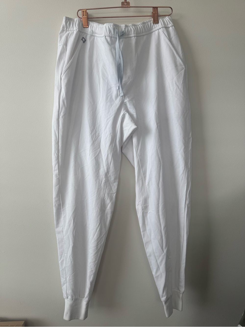 NWOT FIGS Men’s Optic White Short Jogger Scrub Pants Sz M Nurse Doctor Scrubs